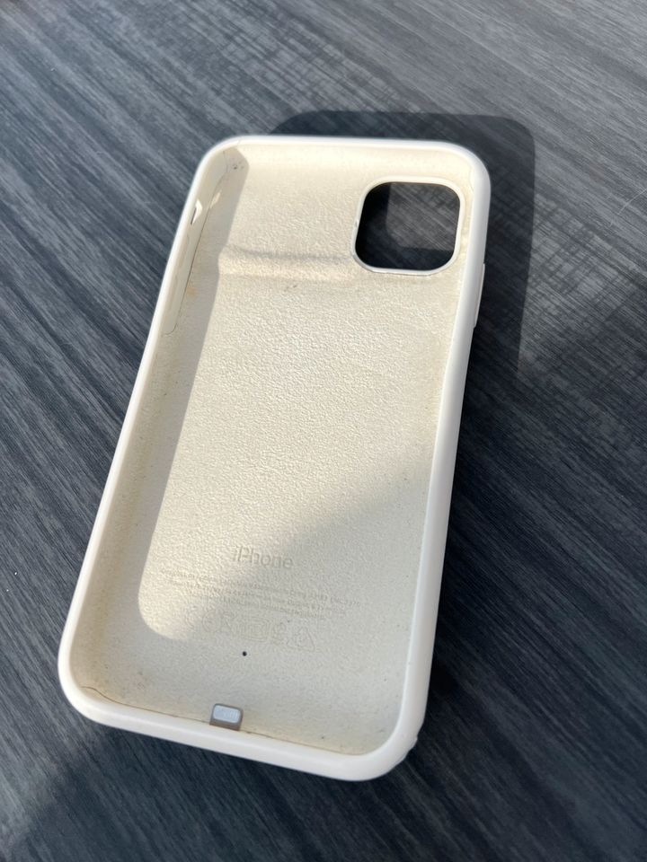 iPhone 11 128 GB mit Smart Battery Case in Gütersloh
