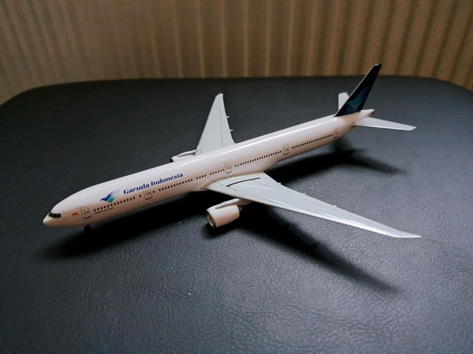 Garuda Indonesia Boeing 777-300ER 1:400 ohne OVP Flugzeugmodell in Duisburg