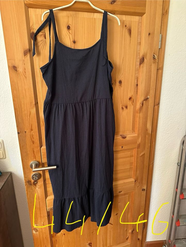 Schönes Kleid 44/46 in Velbert