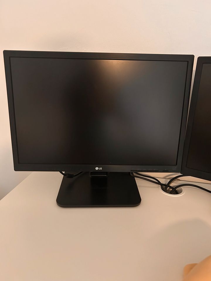 Fujitsu PC Computer + zwei LG Monitore in Oberhausen