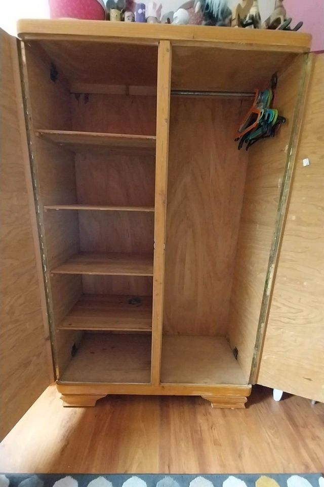 Kleiderschrank, Dielenschrank aus Holz / Weichholz in Ankum