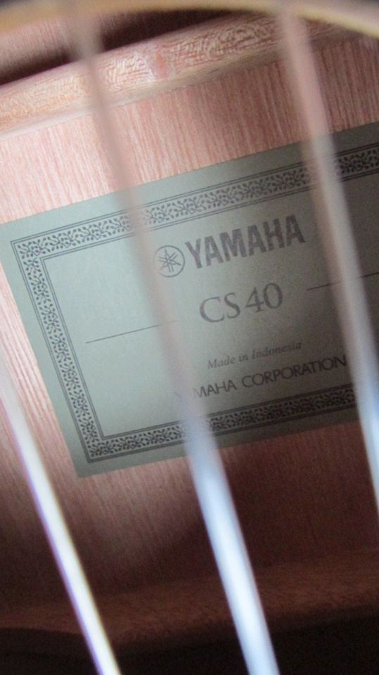 Gitarre Yamaha CS-40 mit Zubehör in Burgkirchen