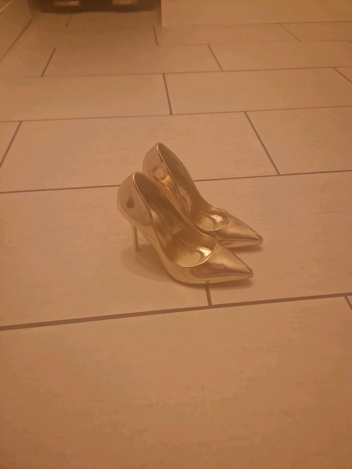 Elegante goldene High heels in Heinsberg