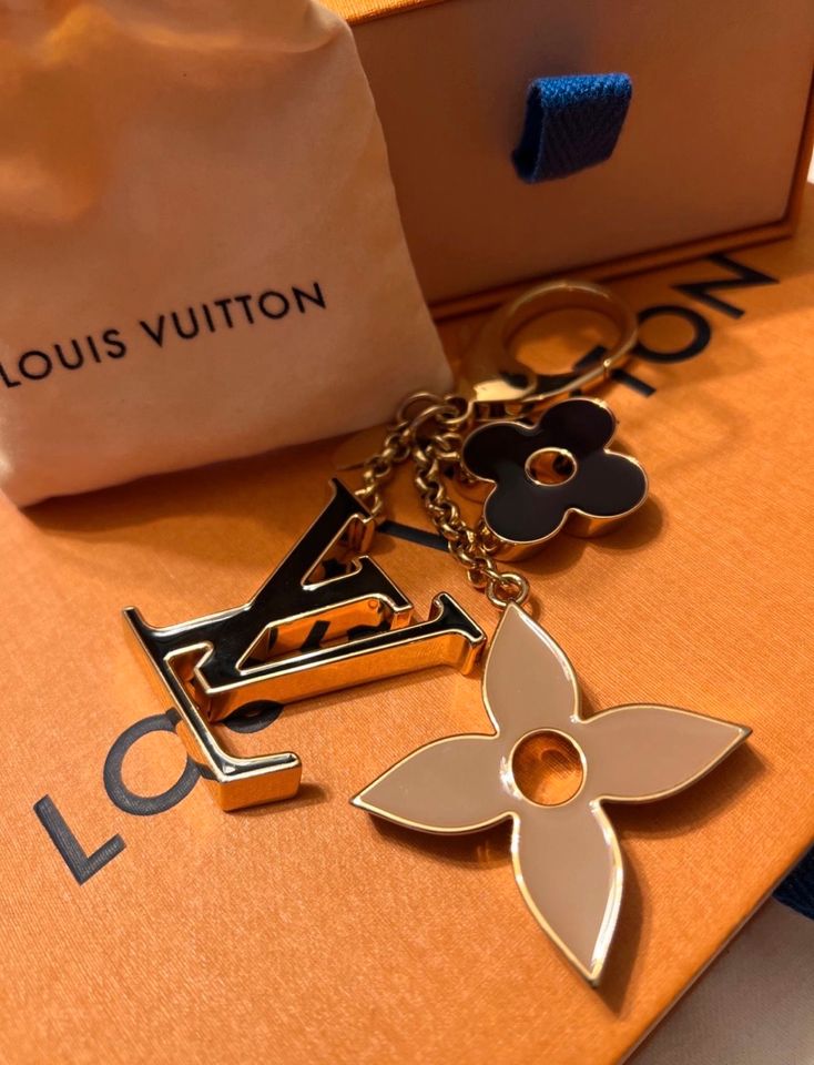 LOUIS VUITTON Taschenanhänger Taschenschmuck in Kösching