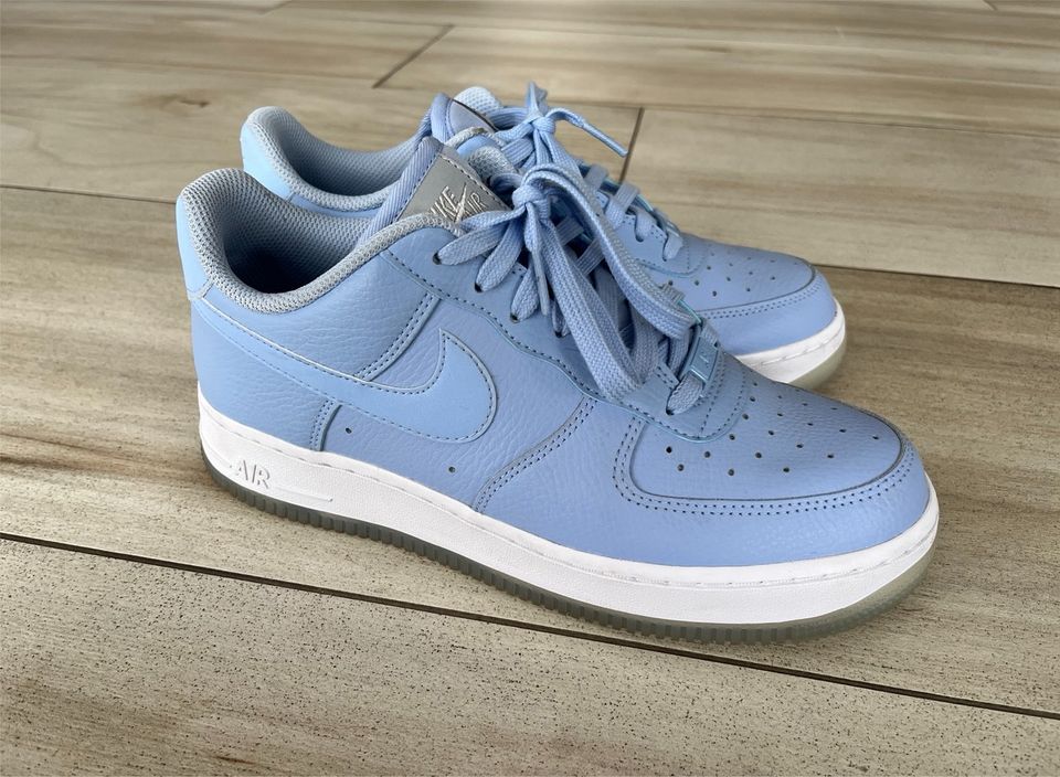 Nike Sneaker Damen AirForce Größe 39 hellblau -neuwertig- in Feldkirchen-Westerham