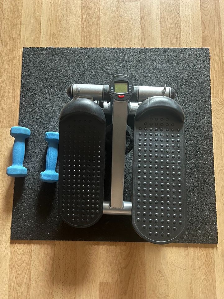 Heimtrainer Stepper Crosstrainer Sportgerät für Zuhause in Altbach