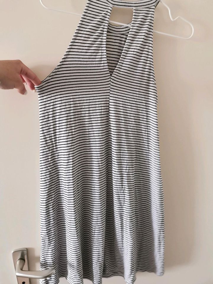 Kleid Pull & Bear gr. S schwarz weiß gestreift mit Ausschnitt bag in Augsburg