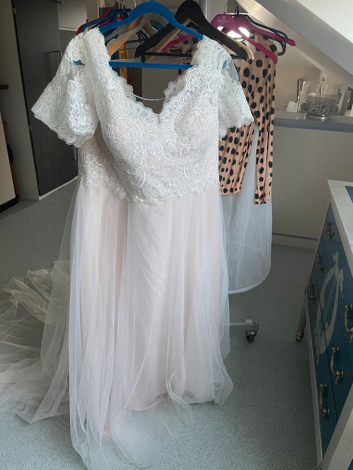 Hochzeitskleid Größe 52/54 plussize curvy in Fürth
