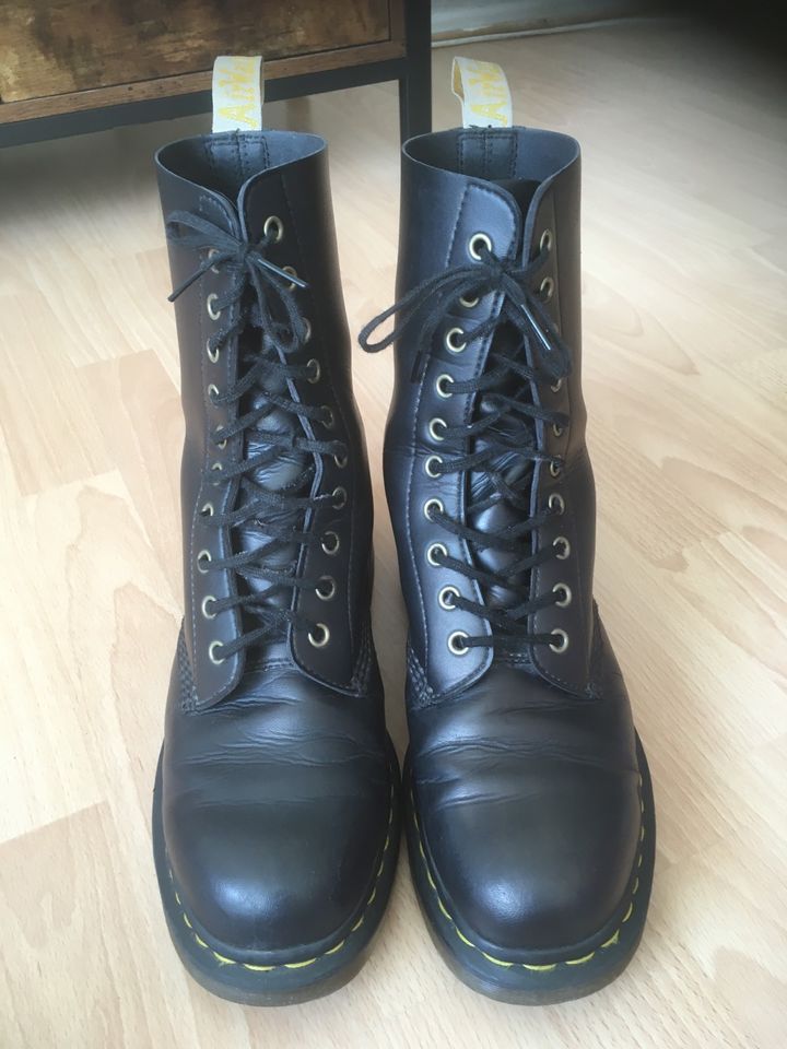 Vegan leather boots from dr. Martens, very comfy for shoesize 42 in Berlin