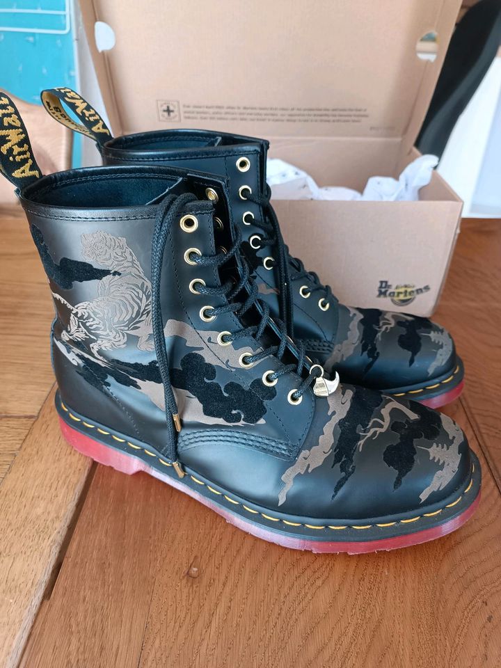 DR MARTENS 1460 Jahr des Tigers Leder Schnürstiefel in Ladbergen