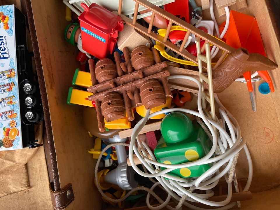 Kleiner Koffer, Antik mit diversem alten Spielzeug in Nordstemmen