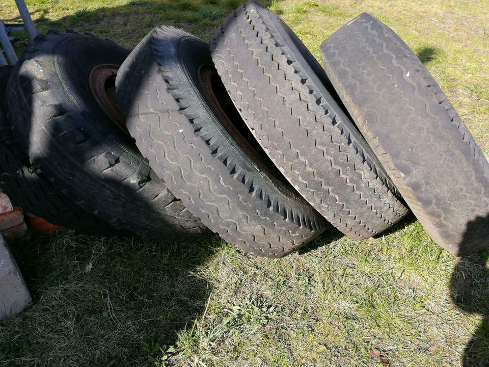 Alte Anhänger Räder in Kalbe (Milde)