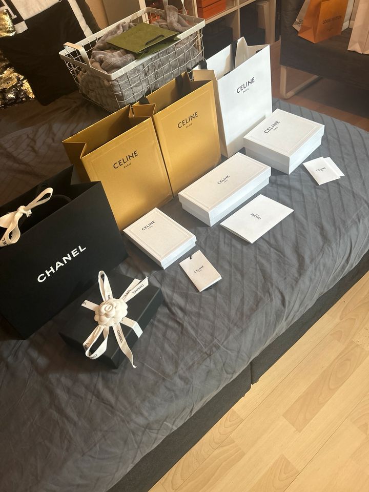 Celine Chanel Box Tüte Karton Umschlag in Duisburg