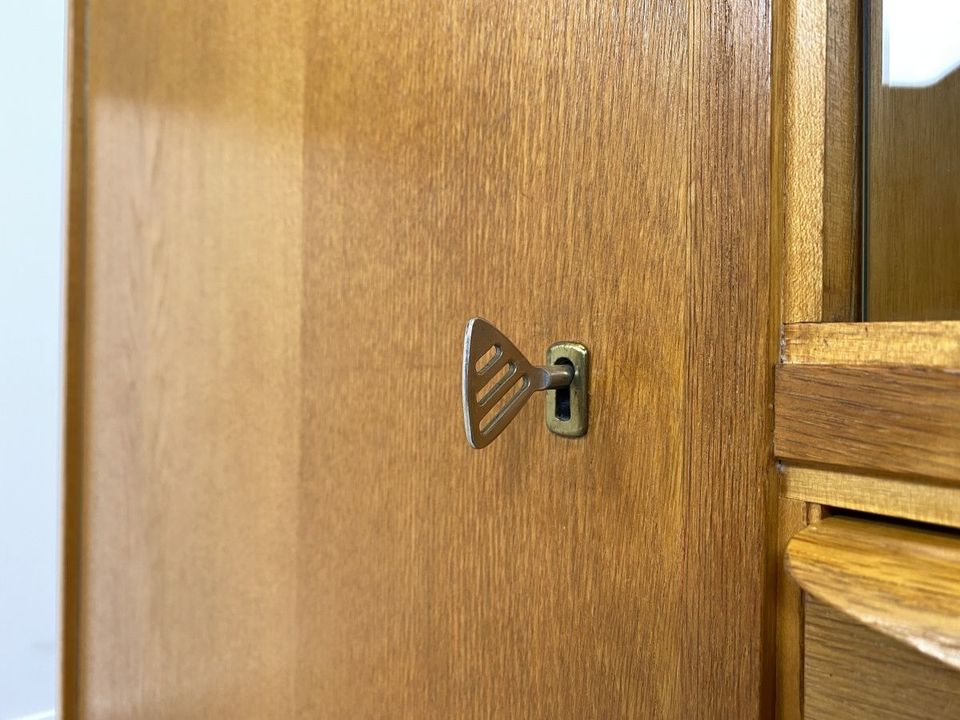 WMK Zeitloser und sehr gut erhaltener Mid-Century Wohnzimmerschrank aus 1960ern Jahren, bauähnlich mit Möbel von Franz Ehrlich für VEB Hellerau # Schrank Vitrine Highboard Sideboard DDR 50er 60er in Berlin