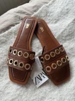 Zara Pantoletten braun Leder Nieten Schlappen Gr. 39 neu Sandalen Nordrhein-Westfalen - Monheim am Rhein Vorschau