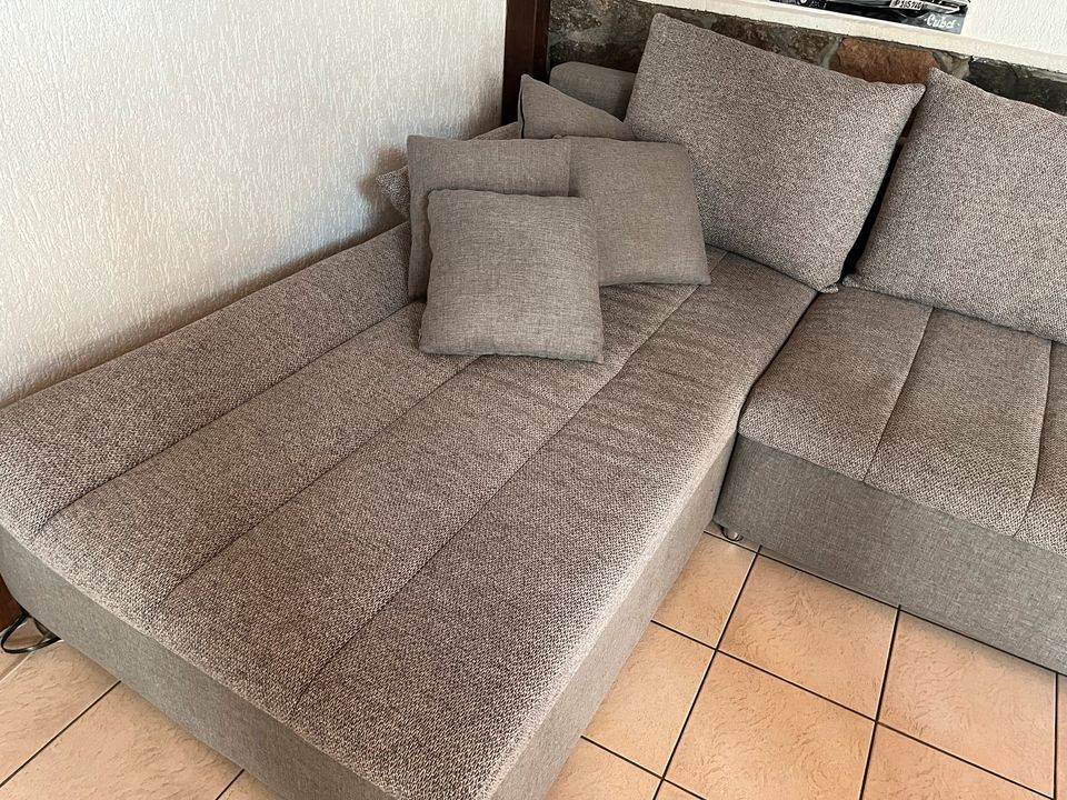 Charmantes, gebrauchtes Graues Sofa mit Stauraum in Neubrandenburg