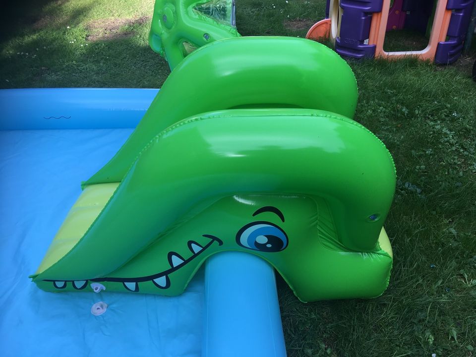 Bestway großer Kinderpool mit Rutsche und Wassersprinkler-Palme in Berlin