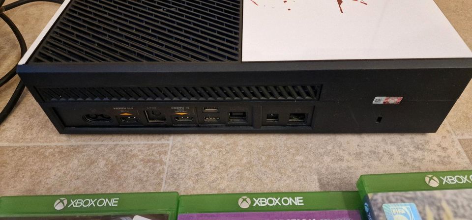 Xbox one mit 4 Spielen und Controller in Feuchtwangen