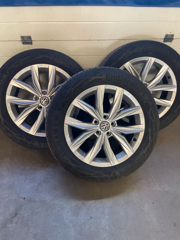 VW Tiguan Alufelgen mit Sommerreifen  235/55 R18 V XL in Weil der Stadt