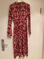 Primark Kleid eng lang Schlitz weinrot Blumen Muster weiß xs 34 Nordrhein-Westfalen - Oberhausen Vorschau