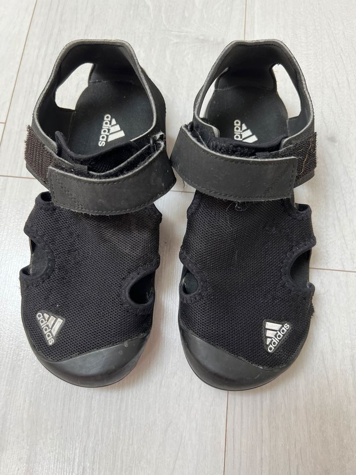 Adidas Sandalen in Scheidegg