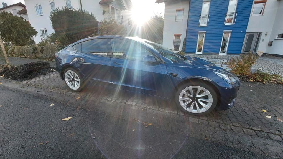 Tesla Model 3 aus 2022 RWD mit LFP Akku60kwh Netto&Auslandverkauf in Ebersburg