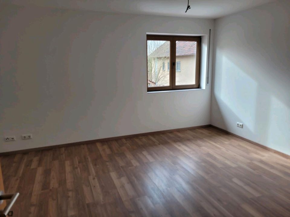 Moderne 3 Zimmer-Wohnung in Lonnerstadt
