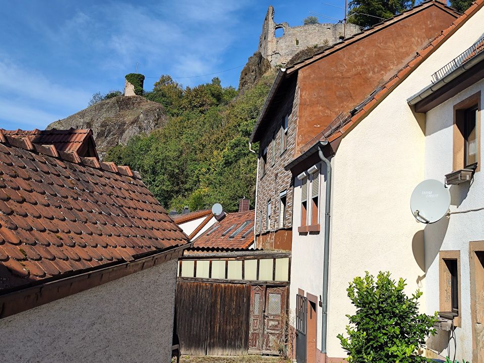 Neuer Preis!!! Erschwingliches Einfamilienhaus mit Burgblick sucht neuen Besitzer in Falkenstein Pfalz