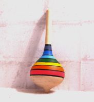 JoJo oder yoyo aus holz mit bunte regenbogen streifen. handarbeit Hessen - Hungen Vorschau