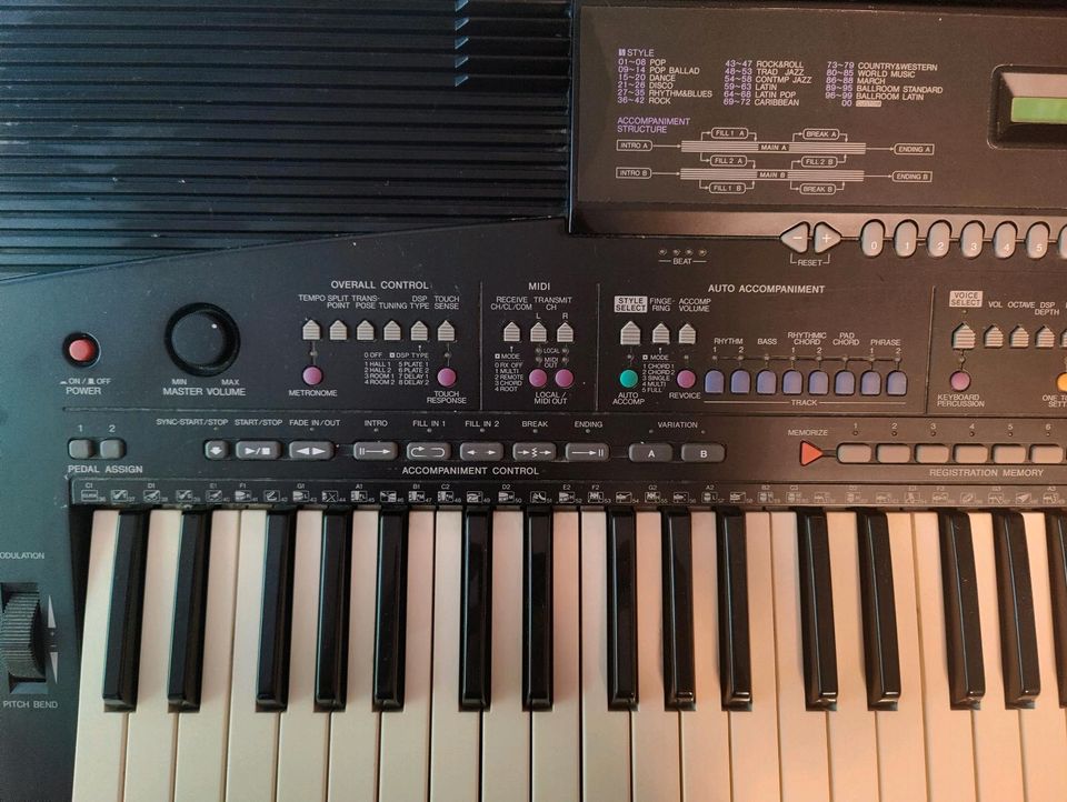 Yamaha PSR 1700 mit Ständer in Leverkusen