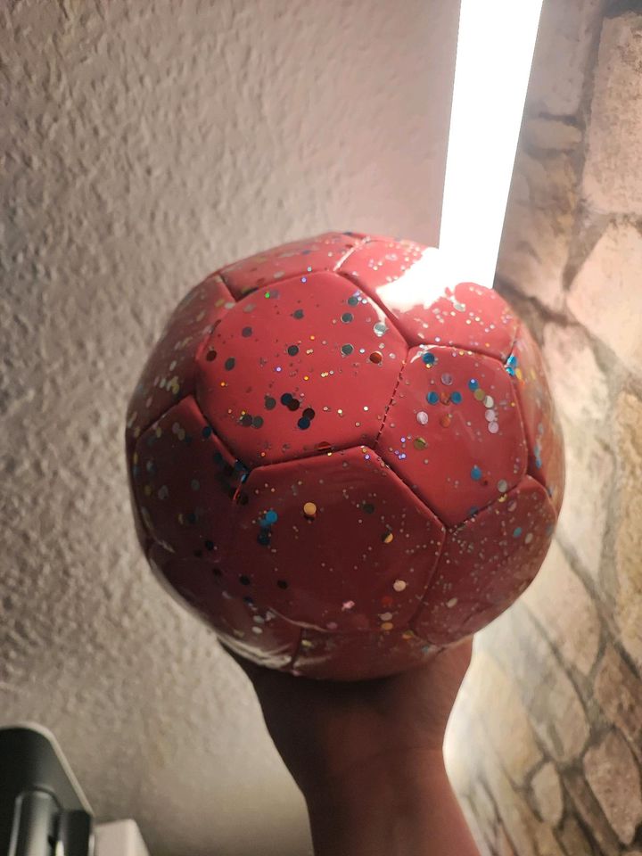 Toller Mädchen Fußball NEU Glitzer pink, ne Nummer kleiner in Rantrum