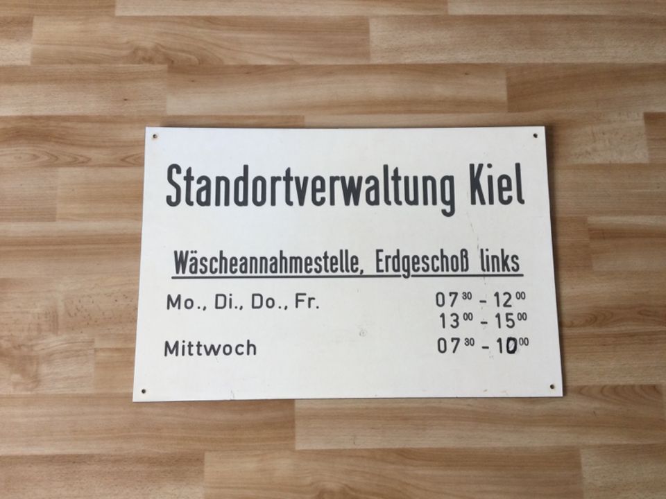 Großes Bundeswehr Schild Standort Kiel Wäschekammer in Kiel