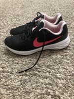Nike Revolution Sneaker Gr. 38, 5 Schuhe Sport Turnschuhe Pink Niedersachsen - Gifhorn Vorschau
