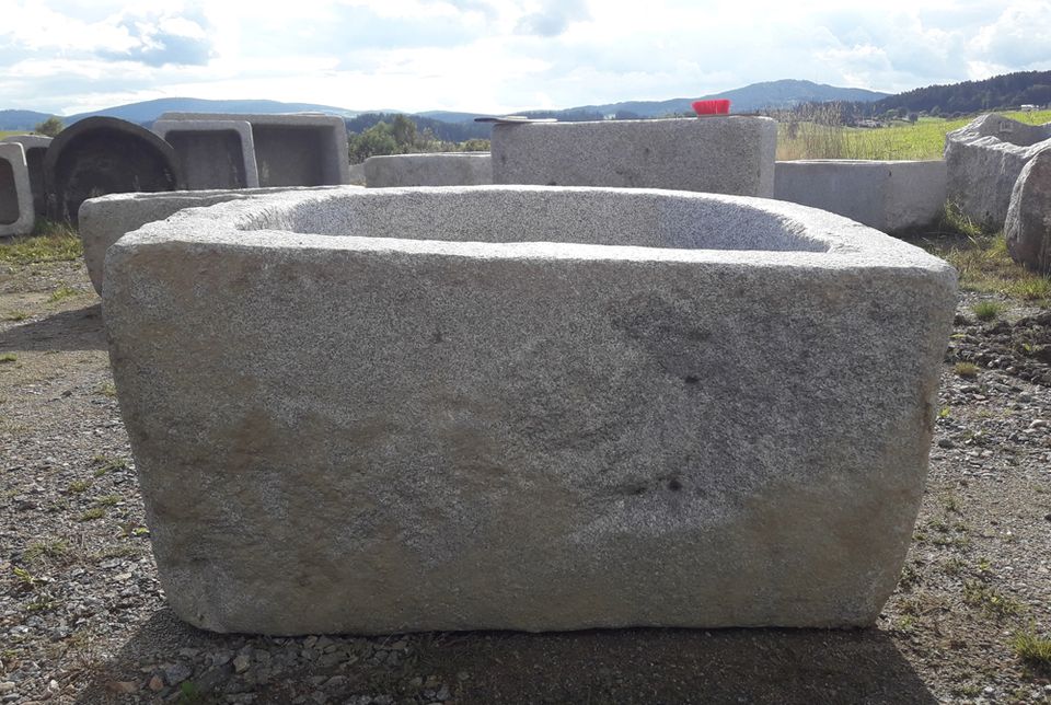 Granitbrunnen, Granitwassergrand, Natursteinbrunnen, Granittrog für
