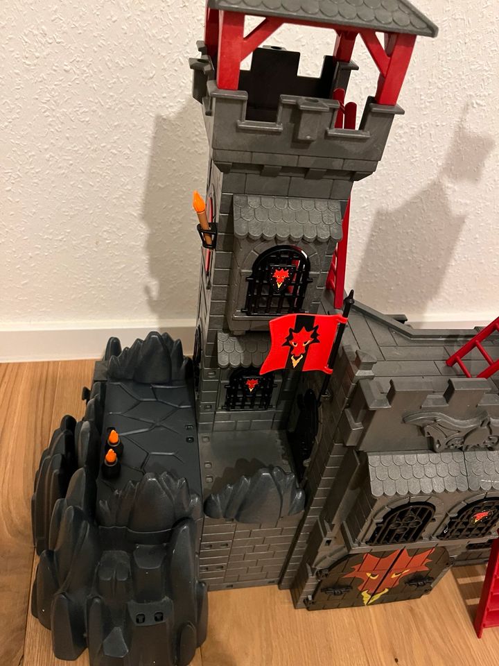 Playmobil Drachen Ritterburg Novelmore mit Zubehör 70x 70 in Isernhagen