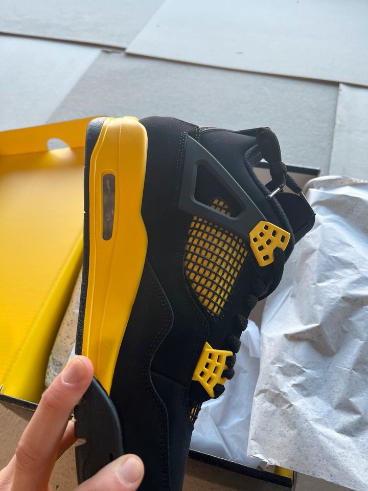 Jordan 4 Retro Thunder Yellow EU 44.5 NEU in Stuttgart