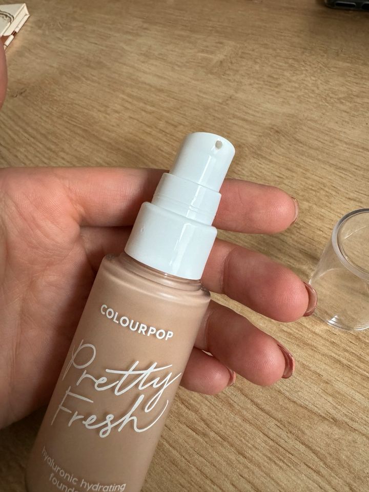 Colourpop Pretty Fresh hyaluronic hydrating foundation / Makeup in Poing