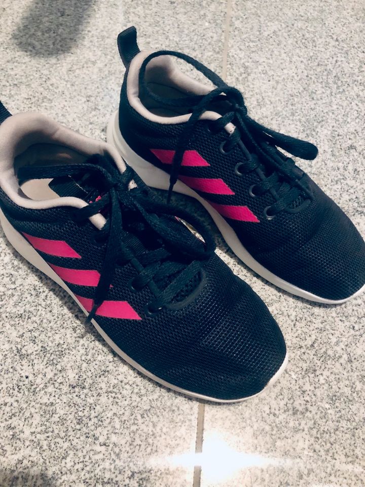 Adidas Sportschuhe Mädchen Gr 33 in Biberach an der Riß