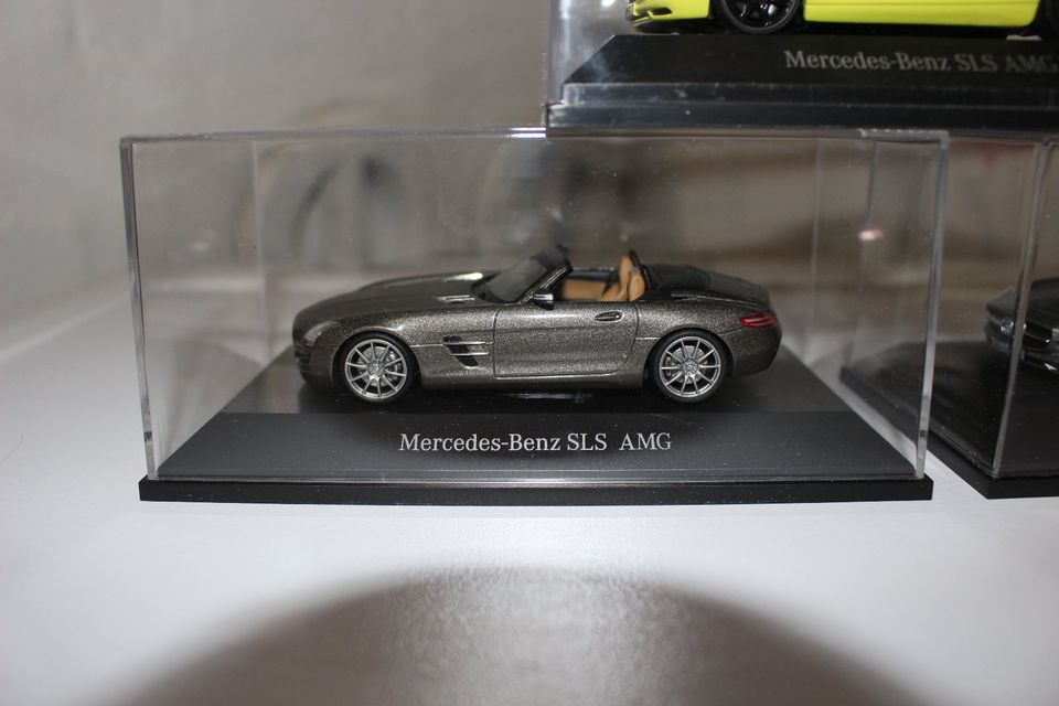 Drei 1:43 Mercedes-Benz SLS-AMG Modellautos in Hamburg