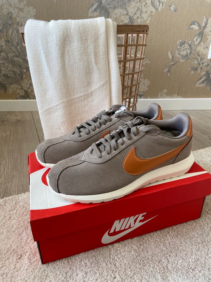 NEU mit OVP Nike Sneaker W Roshe grau Kupfer Gr.41 in Niedersachsen -  Osnabrück | eBay Kleinanzeigen ist jetzt Kleinanzeigen