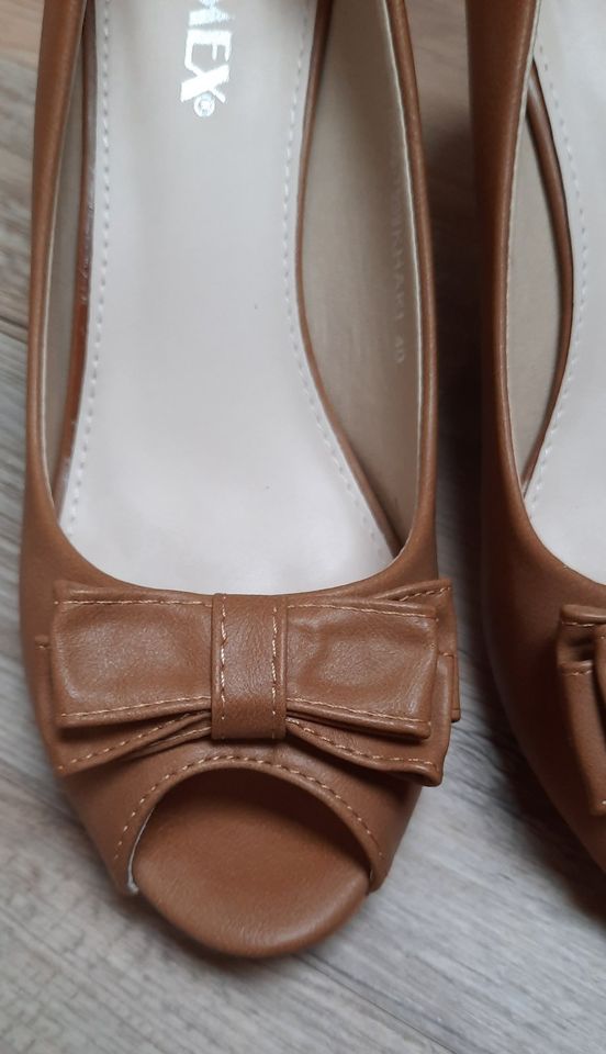 braune Pumps Größe 40 Absatzhöhe 8 cm von Jumex in Lohmen