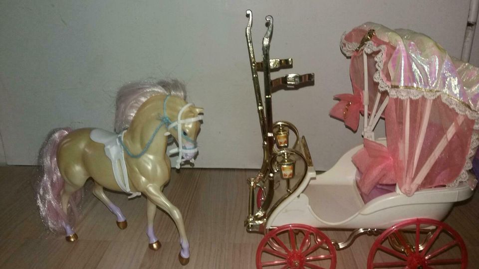 Barbie Kutsche mit Pferd und Puppe in Schramberg