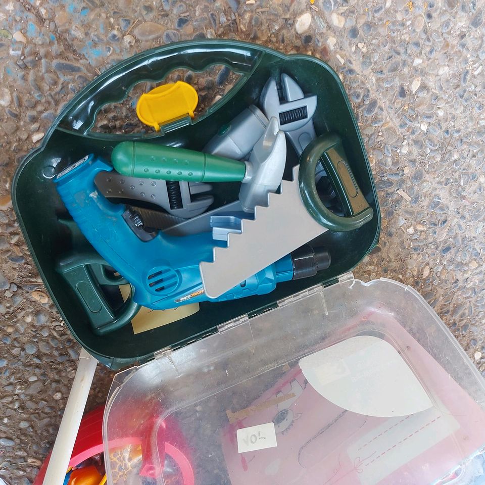 Spiel- Werkzeugkoffer mit vielen Werkzeugen in Kusterdingen