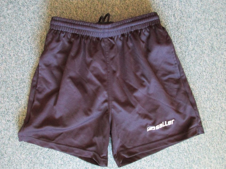 Kurze Sporthose Schiedsrichterhose Trikot schwarz Gr. 4 Saller in Ober-Mörlen