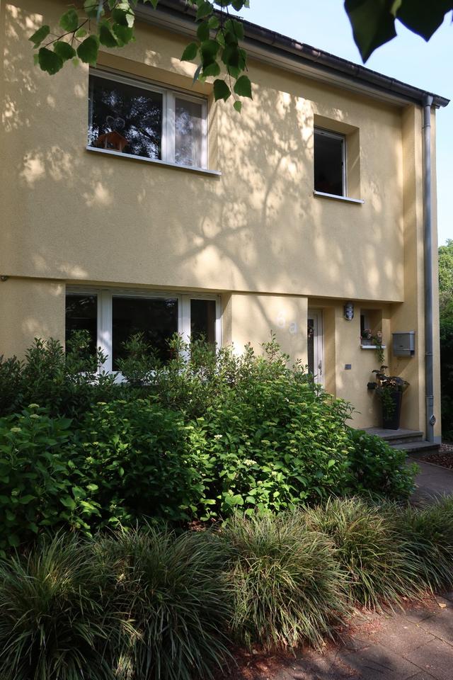 Möbliertes Reihenendhaus mit großem Garten auf Zeit