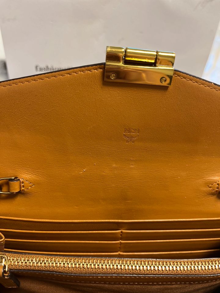 MCM Patricia Visetos Wallet With C Cognac Umhängetasche in Fürth