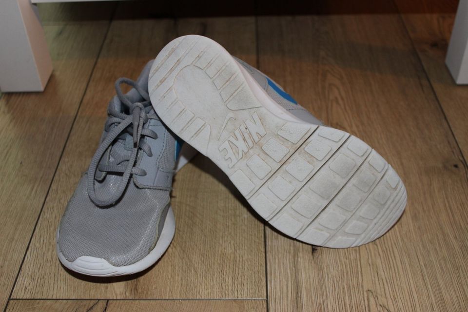 Nike Schuhe Sneaker Gr. 35,5 in grau Turnschuhe in Leidersbach