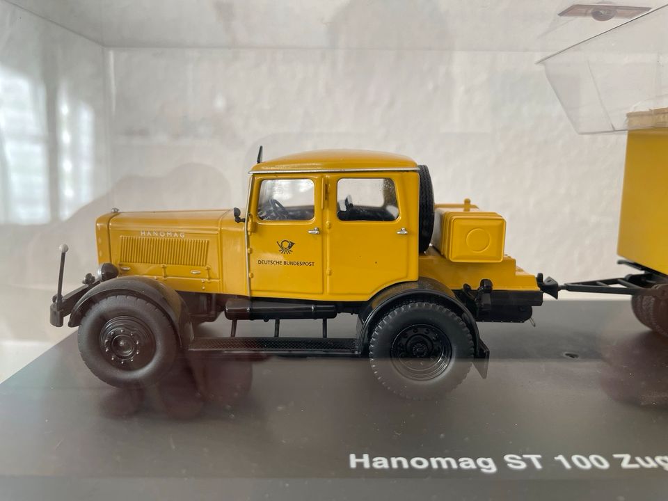 Modell „Hanomag ST100 Zugmaschine mit Anhänger“ in Mainz
