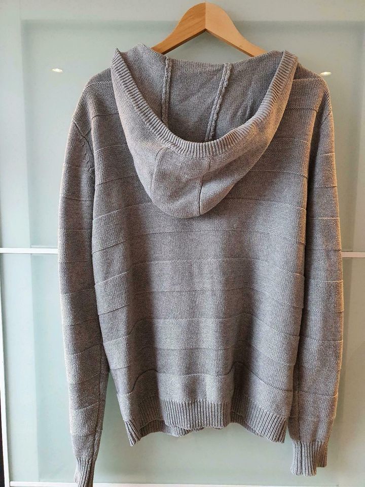 Pulli / Strickpulli / Pullover / Strickjacke mit Kapuze Grau Gr.M in Erwitte