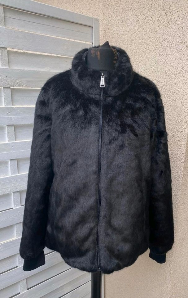 Schwarze neue Winterjacke in L/40 von Guess in Bad Emstal